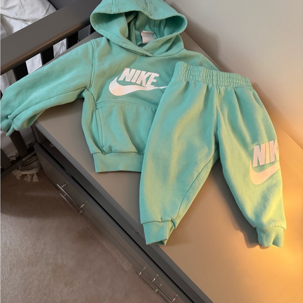 Nike Green Matching Sweatpants Set